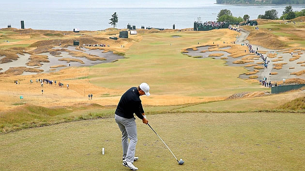 Jordan Spieth (21), n�mero 2 del mundo, en el tee del 5 del Chambers Bay, durante una de las jornadas de pr�cticas del US Open