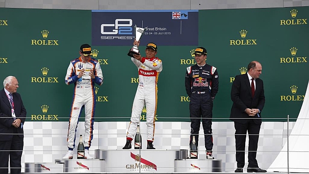 Haryanto celebrando su triunfo en el podio.