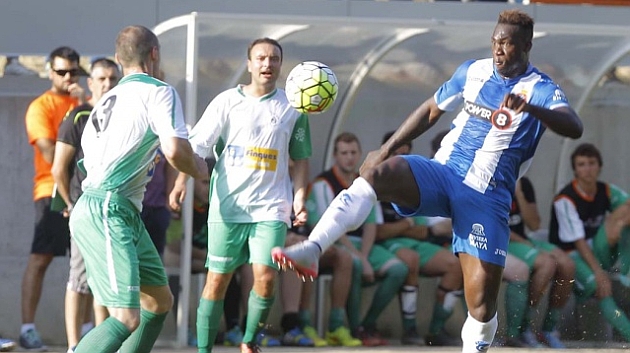 Caicedo controla la pelota durante el partido de este s�bado en el Municipal Naut Aran