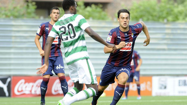 Lance del partido entre el Eibar y el Celtic