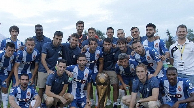 El conjunto catal�n, con el trofeo de campe�n.