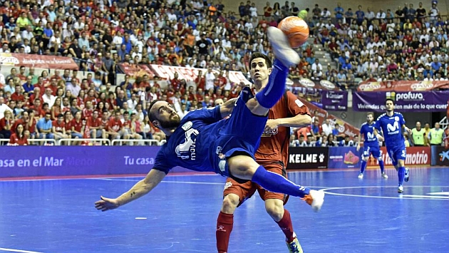 Ricardinho se atreve con una chilena durante un encuentro.