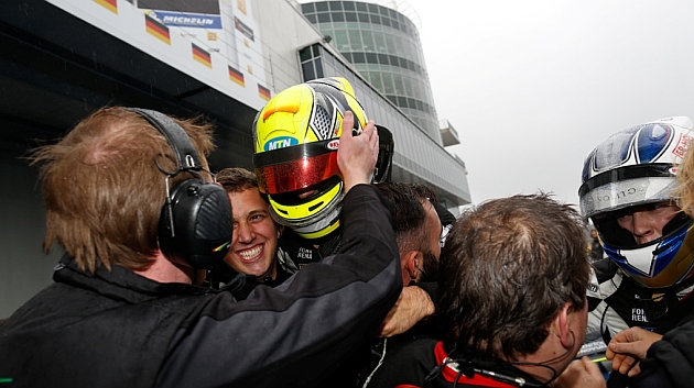 Los pilotos de Strakka Racing, felicitadios por sus mec�nicos / WS RPM