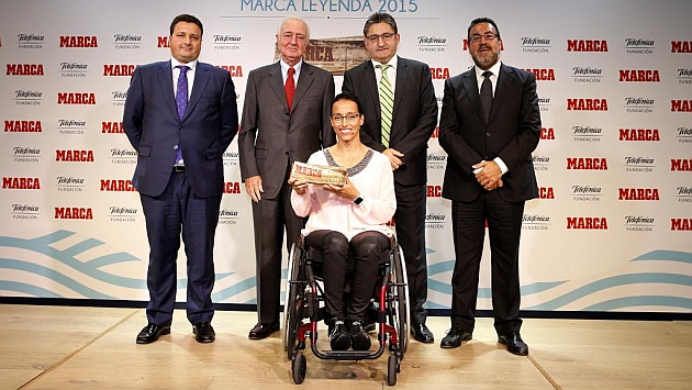 Teresa Perales posa tras recibir el MARCA Leyenda de manos del director del medio, �scar Campillo.