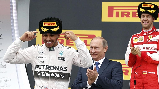 Machada sin premio para Sainz y Hamilton m�s l�der