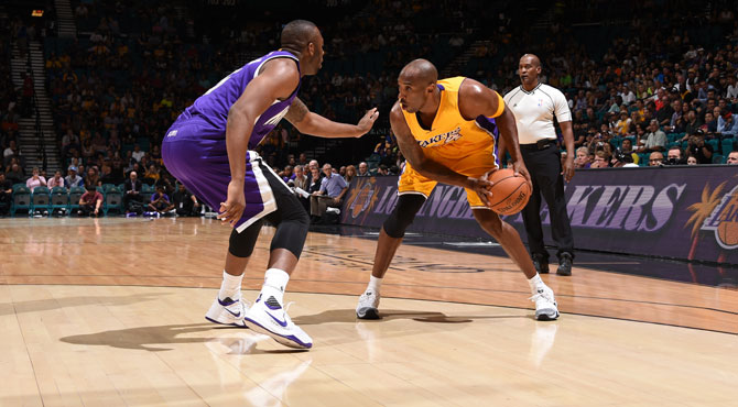 Kobe da el susto de la noche antes de abandonar la cancha por motivos personales