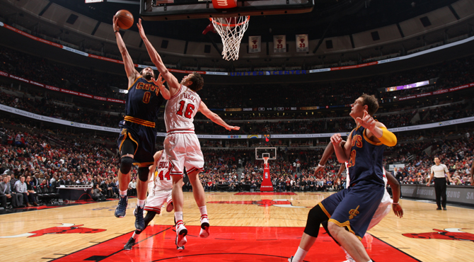 Gasol y Mirotic someten a LeBron ante Obama
