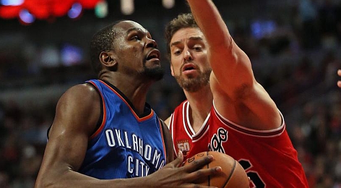 Gasol y Mirotic sobreviven a media centena entre Ibaka y Durant