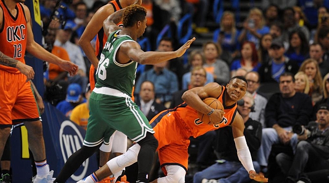 'Doble-doble' de Ibaka mientras Westbrook se cela de Smart