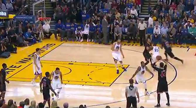 Mirotic desmonta la defensa del campe�n con un alley-oop brutal