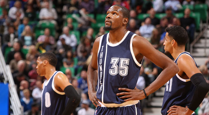Ibaka ejerce de guardaespaldas en la estelar vuelta del talism�n Durant