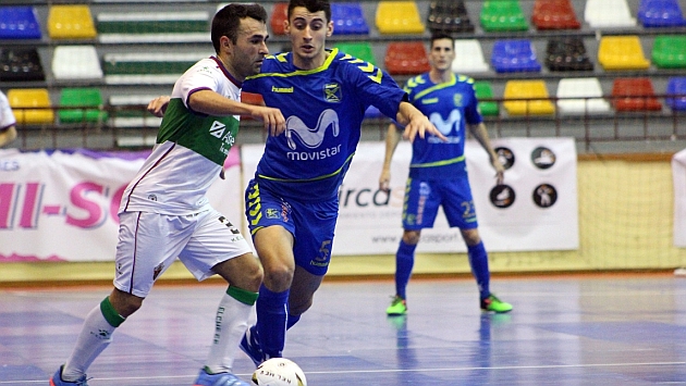 Juanjo conduce el bal�n ante la presencia de Javito.