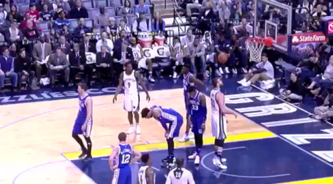 Marc tiene la mejor cabeza de la NBA: doble remate y canasta