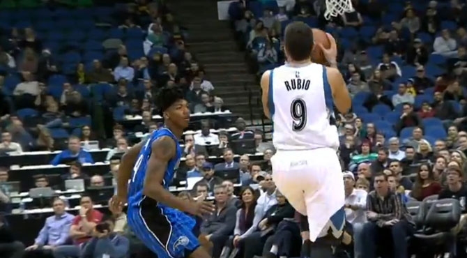 Ricky Rubio se inventa un alley oop para lucimiento del n�mero 1 del draft