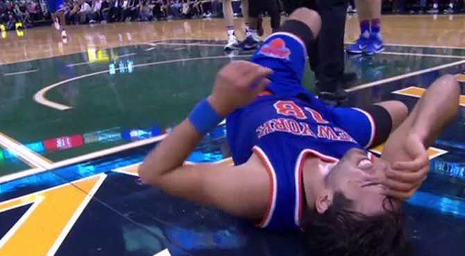 Sucio, salvaje y traicionero empuj�n a Sasha Vujacic