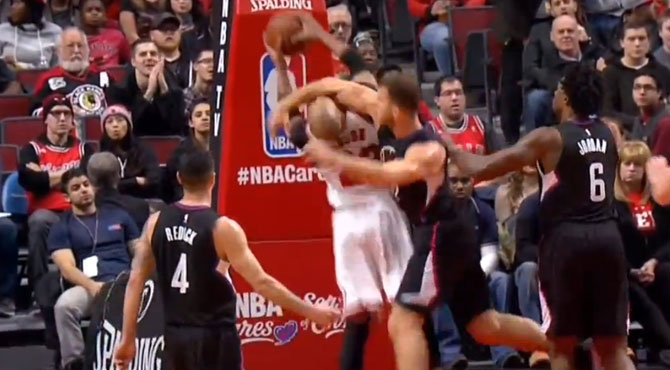 Zarpazo flagrante de Blake Griffin a Taj Gibson
