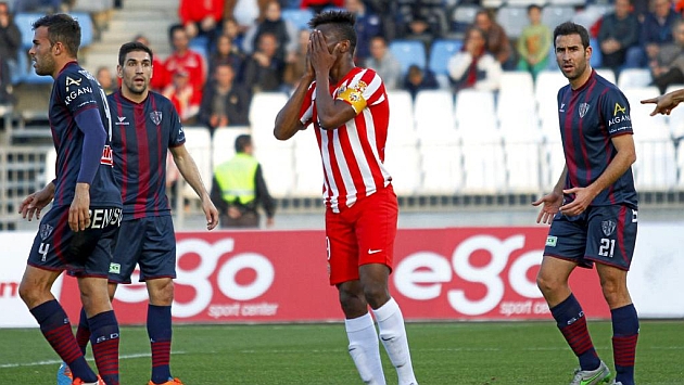 El gesto del capit�n Zongo ante los jugadores del Huesca lo dice todo