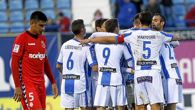 Los jugadores del Legan�s celebran el decisivo gol de Szymanowski