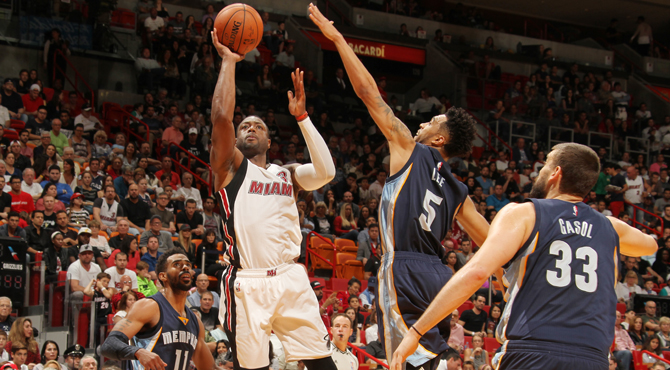 Wade acierta con la canasta del triunfo ante los Grizzlies de Marc
