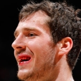 El ex baskonista Dragic pierde un diente por un codazo sangriento