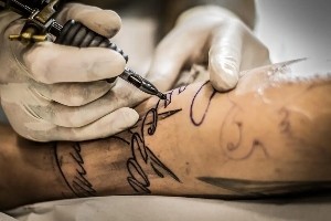 Los tatuajes, un peligro para la salud: alertan sobre lo que hace la tinta y dónde es capaz de llegar