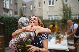 Lo que más odian las madres que les regalen (y lo que de verdad quieren) por el Día de la Madre