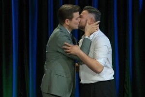 Gabriel Rufián y Marc Giró ponen el broche a su 'relación' con un beso: "Jaque mate, Vito"