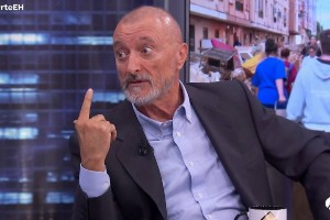 Arturo Pérez-Reverte estalla tras escuchar "atletas y atletos": "La imbecilidad no tiene límites"